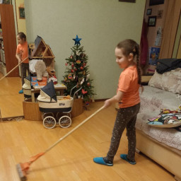 Помогла маме протереть полы