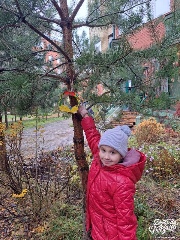 Смастерили и повесили кормушку