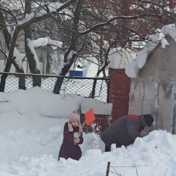 Помогаю папе и бабаю чистить дорожки от снега.