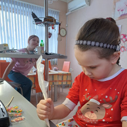 Помогала маме делать пряничный домик