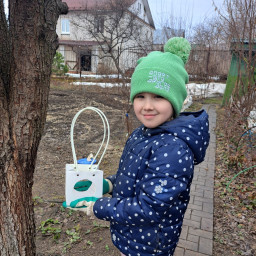 Сделала кормушку из упаковки для букета