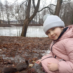 Встретили и покормили белочек в парке