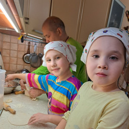 Сегодня я помогала папе печь өчпочмаки