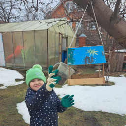 Повесила кормушки в саду.