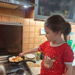 Мы с мамой вместе делали завтрак