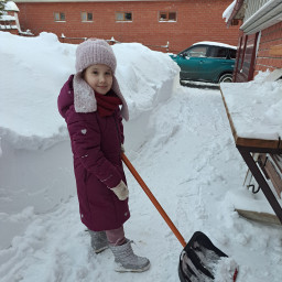 Помогаю родителям убирать снег