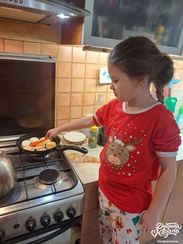 Мы с мамой вместе делали завтрак