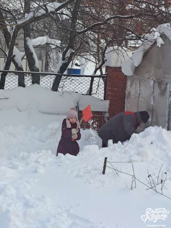 Помогаю папе и бабаю чистить дорожки от снега.