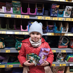 Купили корм для благотворительности