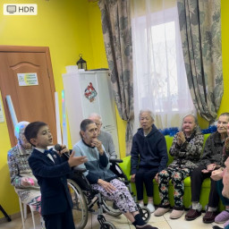 Поздравил своим выступлением пожилых с новым годом в пансионате "Добрые истории".
