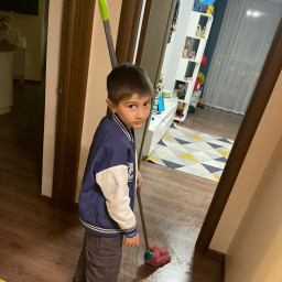 Помогаю маме с уборкой.