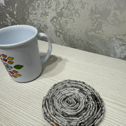 Из листа газеты, сделал подставку для чашки  !