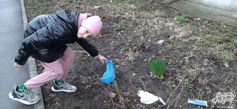 Собрала мусор около подъезда