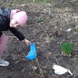 Собрала мусор около подъезда