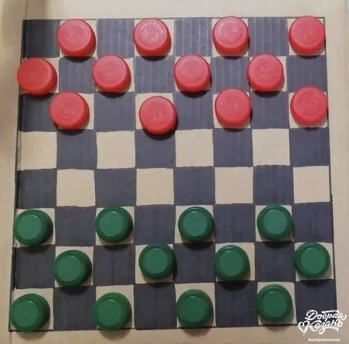 Шашки из крышек бутылок!