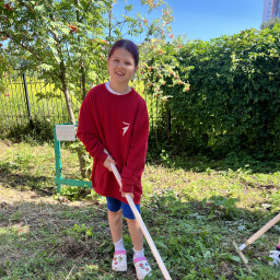 Уборка мусора в аллее