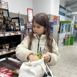 Помогаю маме с покупками