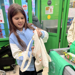 Помогаю маме с покупками