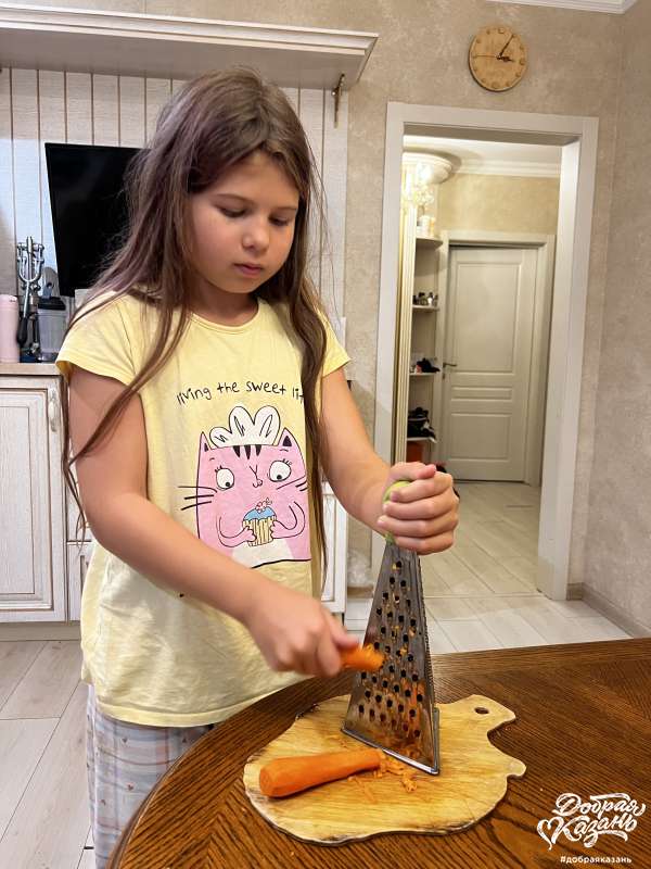 Помогаю маме готовить