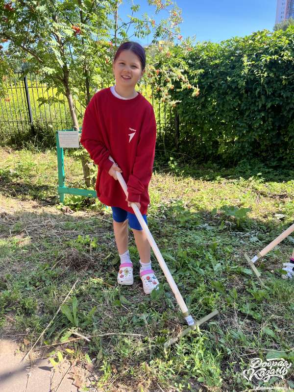 Уборка мусора в аллее Уборка мусора в аллее