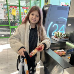 Помогаю маме с покупками