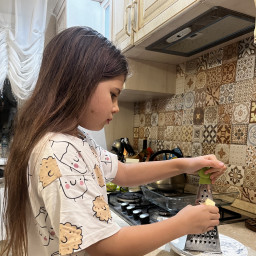 Помогаю маме на кухне