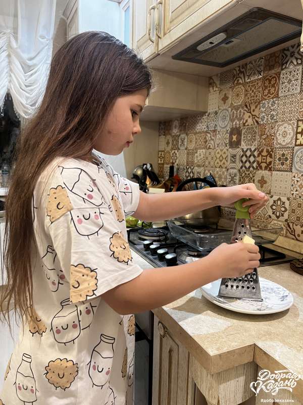 Помогаю маме на кухне