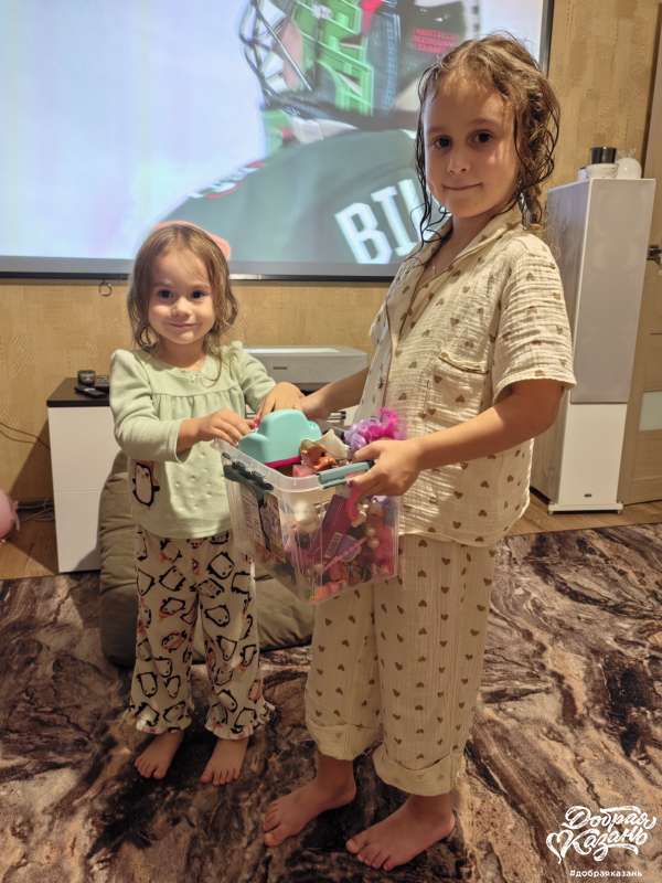 Помогаю сестренке убирать игрушки