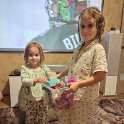 Помогаю сестренке убирать игрушки