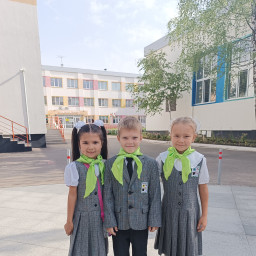 Ходил на спектакль, посвященный первоклассникам.