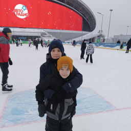 Катался на коньках.