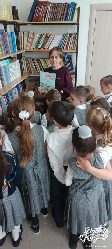 Принял участие в акции "Подари книге вторую жизнь". Ходили с классом в школьную библиотеку.