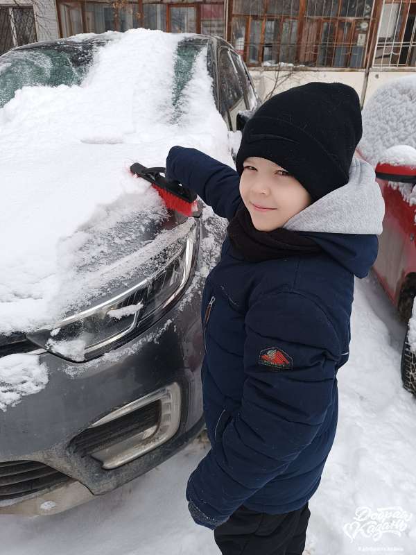 Помог маме почистить машину от снега.