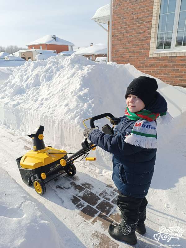 Помог чистить снег на даче.