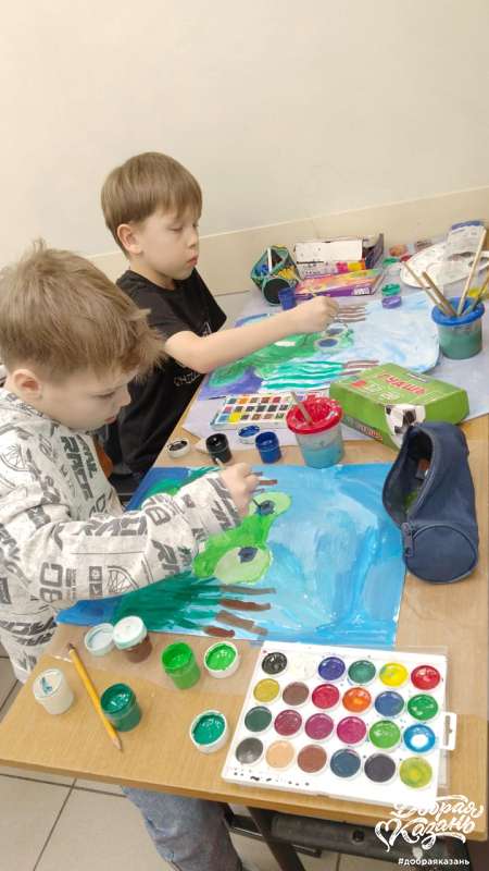 Поделился с другом красками на уроке.