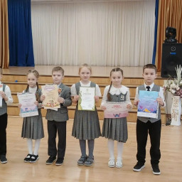 За активное участие в конкурсах мне дали грамоту на школьной линейке.