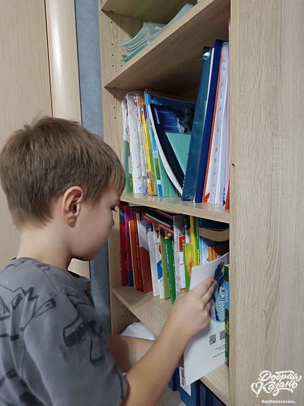 Убрался на полке с книгами.