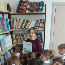 Принял участие в акции "Подари книге вторую жизнь". Ходили с классом в школьную библиотеку.