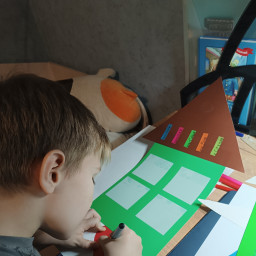 Рисовал плакат о том, какая моя семья.