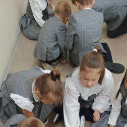 Играю с одноклассниками в настольные игры.