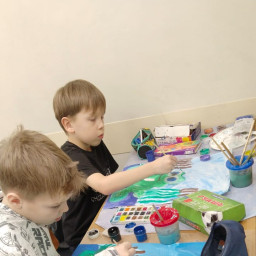 Поделился с другом красками на уроке.