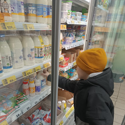 Помог маме купить продукты.