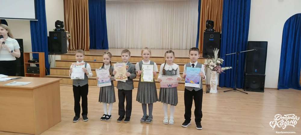 За активное участие в конкурсах мне дали грамоту на школьной линейке.