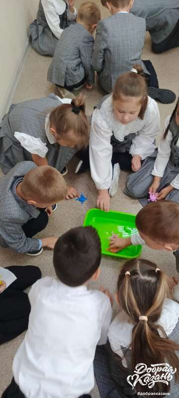 Играю с одноклассниками в настольные игры.