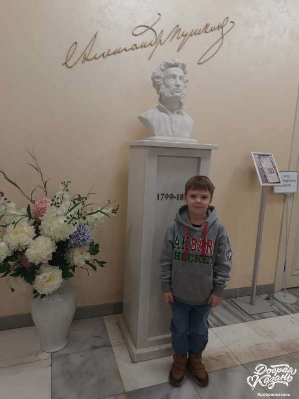 Ходил в театр с одноклассниками.