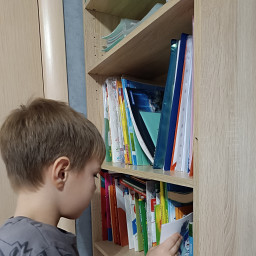 Убрался на полке с книгами.