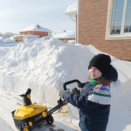 Помог чистить снег на даче.