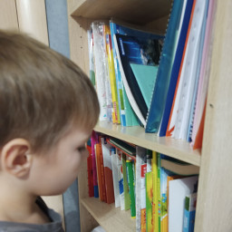 Убрался на полке с книгами.