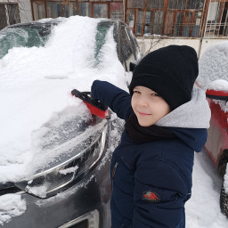 Помог маме почистить машину от снега.