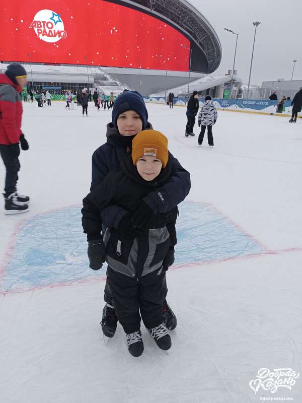 Катался на коньках.